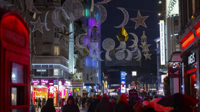 لندن کې په لومړي ځل د روژې هرکلي لپاره زرګونه څراغونه لګول شوي