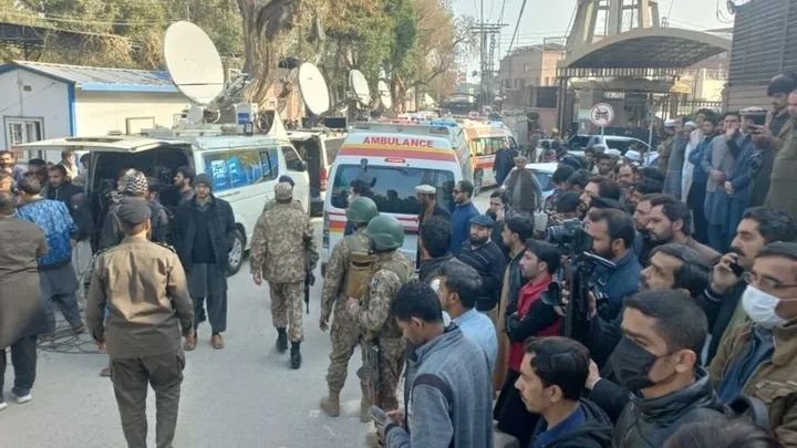 د پېښور یوه جومات کې دننه چاودنې د پولیس افسرانو په ګډون ۲۸ کسان وژلي