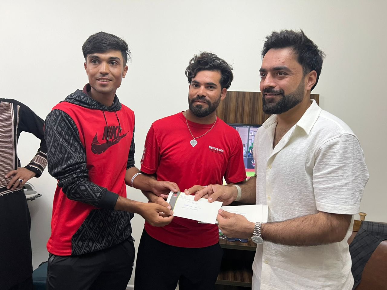 راشد خان د بېسبال د لوبې له ملي لوبډلې سره کتلي