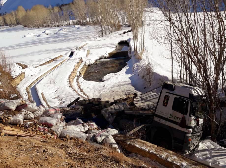 بامیان؛ ټرافیکي پېښه کې درېیو کسانو ته مرګ ژوبله اوښتې