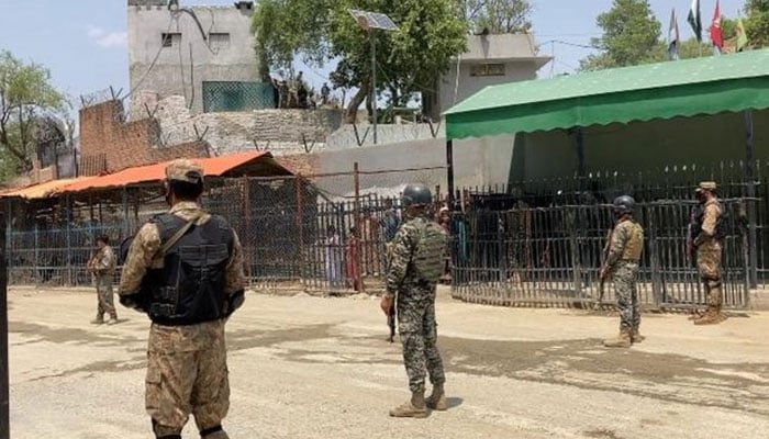 تورخم کې د افغان او پاکستاني ځواکونو ترمنځ نښته شوې؛ لاهم دروازه تړلې ده