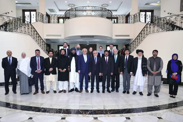 د ملي روغې عالي شورا: عبدالله له زلمي خلیل زاد سره پر افغان سوله خبرې کړې.