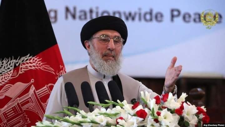 حکمتیار: د حکومت فریضه ده چې نجونو او هلکانو ته د زدکړو زمینه برابره کړي