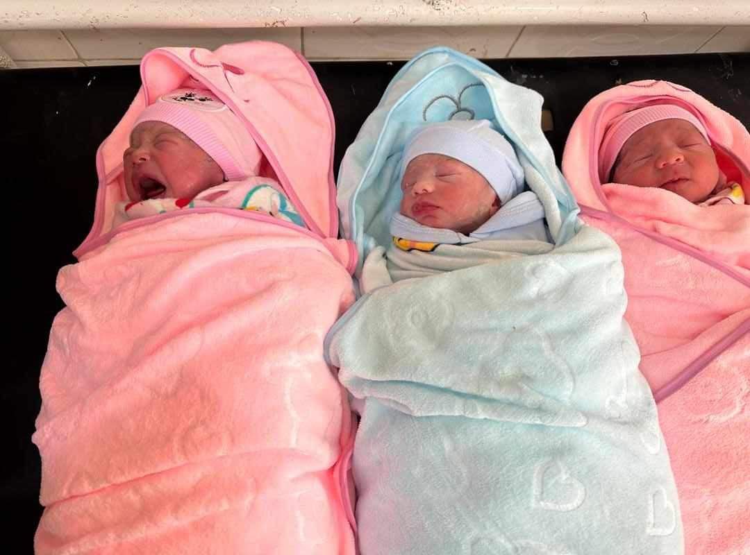 سمنګانو کې يوې مور په یو وار درې ماشومان زېږولي