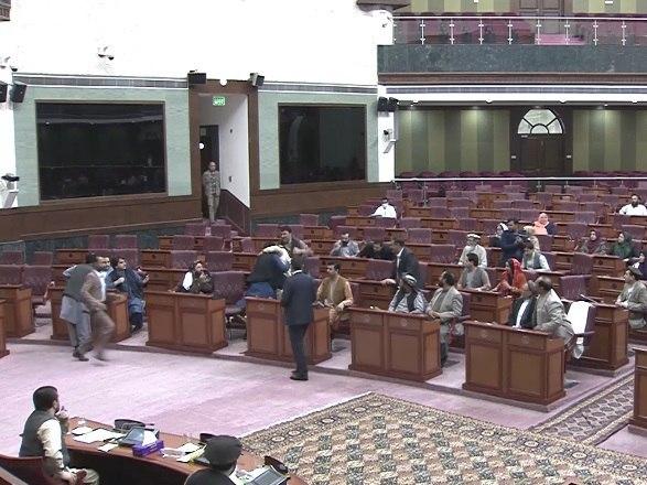 هرات کې د فساد په تړاو د ولسي جرګې د غړو فزیکي شخړه