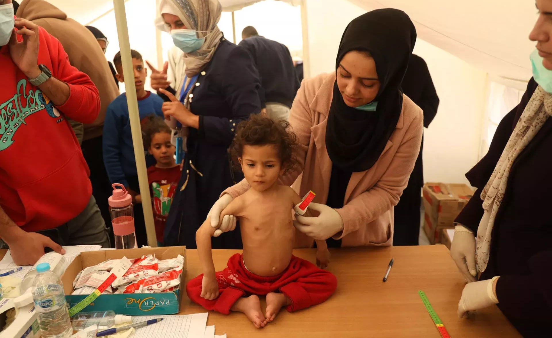 په غزه کې د خوارځواکۍ له امله ۶۶ ماشومانو مړه شوي