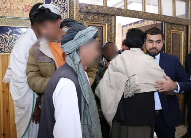 قتالي له پښتورک پلورونکو سره لیدنه وکړه