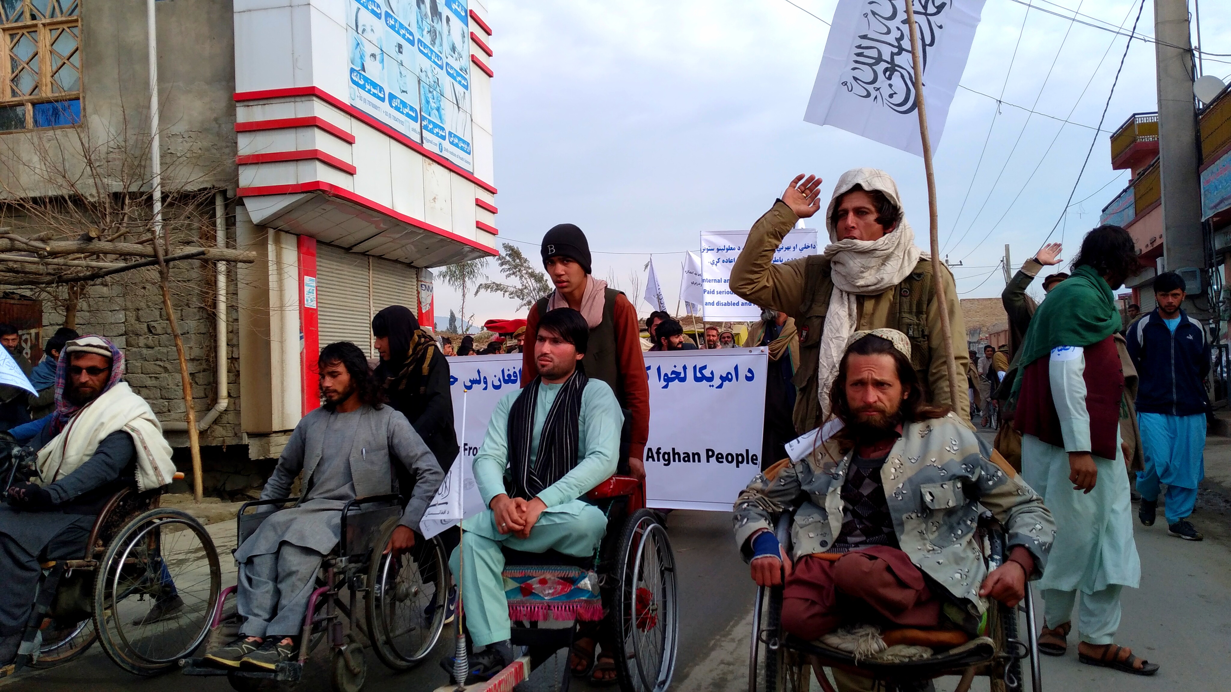 لغمان کې معلولین: نړۍ باید طالبان په رسمیت وپېژني