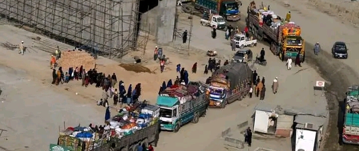 پاکستان: له خپل هېواد د ناقانونه افغان کډوالو د اېستلو لړۍ لا پسې چټکوو