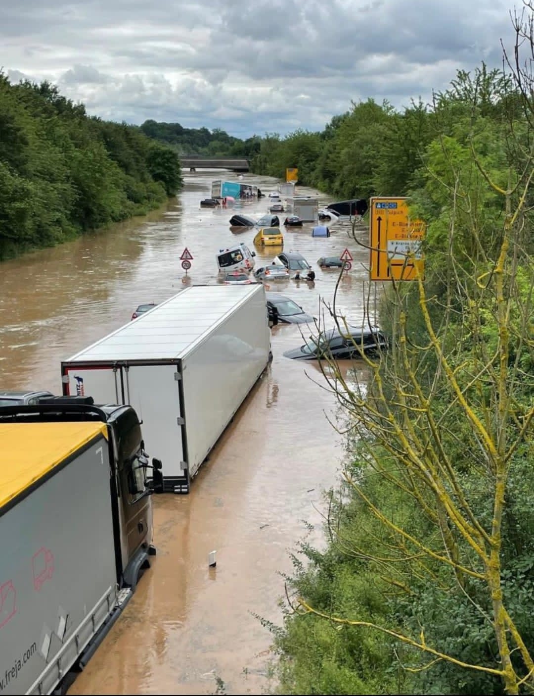 جرمني او بلجیم کې سېلابونو ۷۰ کسان مړه کړي