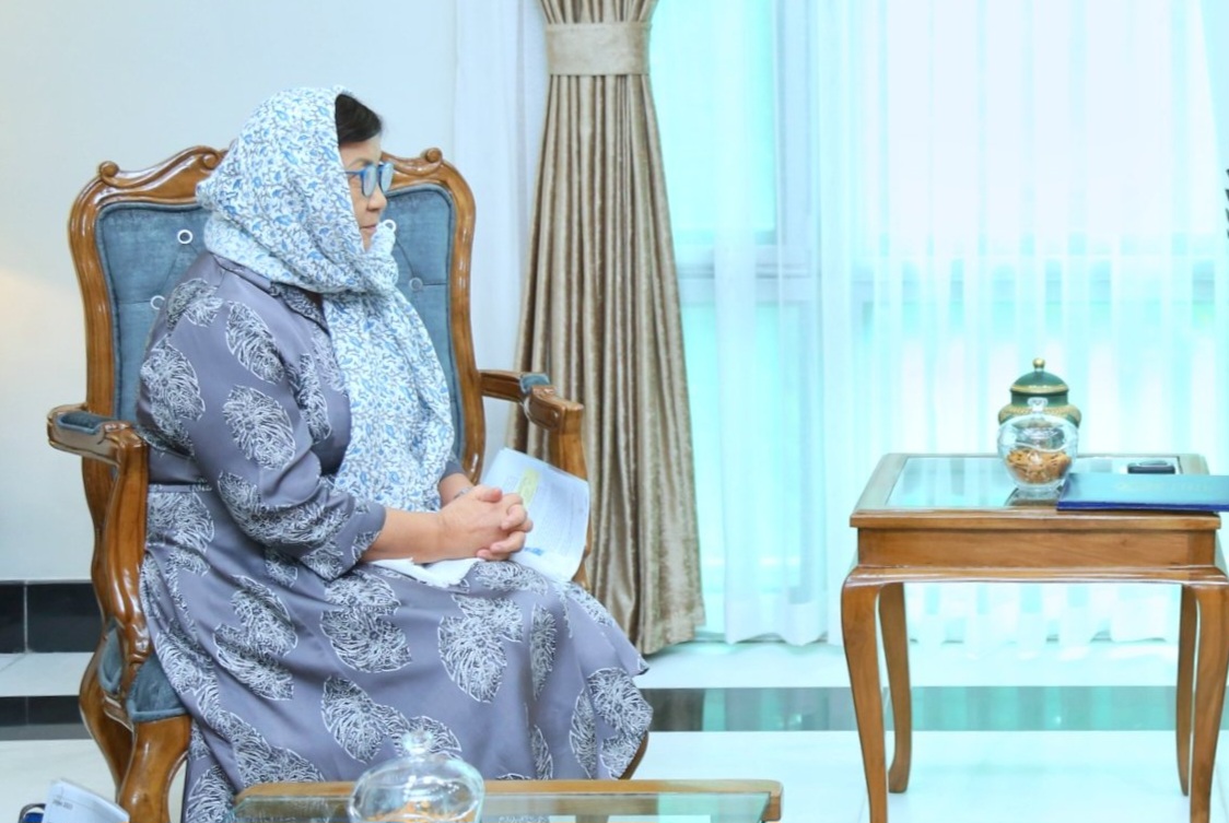 د بهرنیو چارو سرپرست وزیر د یوناما له مشرې سره کتلي