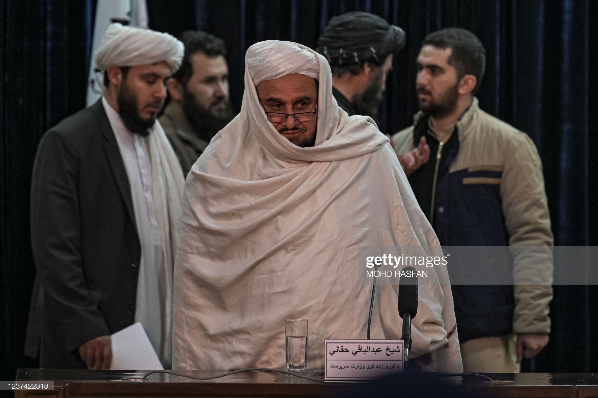 سرپرست حکومت: پر ځینو چارواکو مو د سفر نوی بندیز بې‌ګټې دی