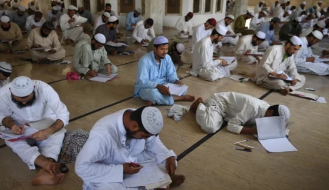 پاکستان له دیني مدرسو ترهګر فارغوي.