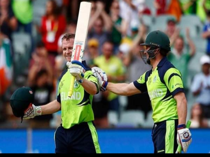 دوه ایرلینډي لوبغاړي د خپلې لوبډلې روزونکي شول