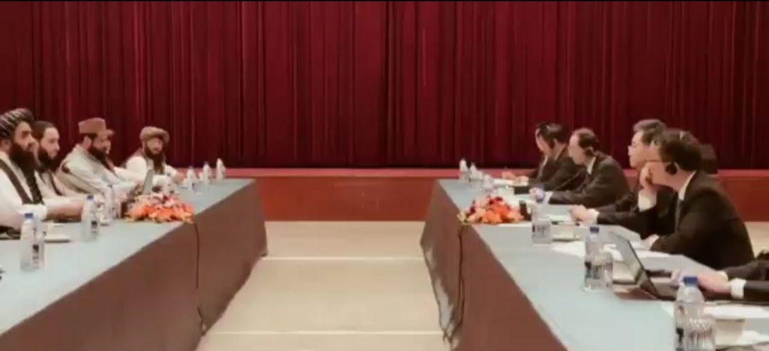 د بهرنیو چارو سرپرست وزیر اسلام‌آباد کې له خپل چینایي سیال سره کتلي