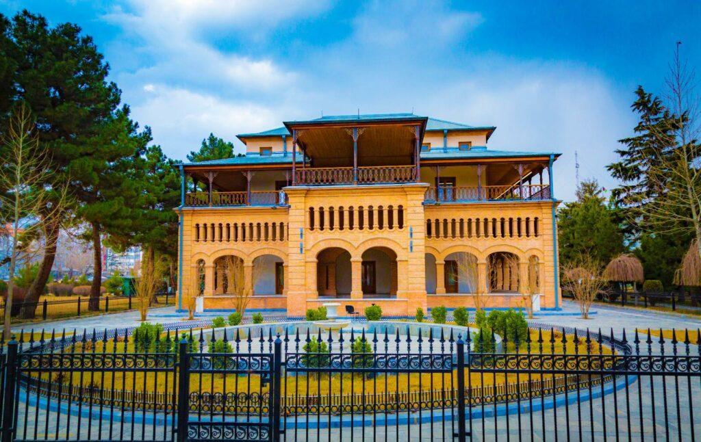 متقي ديکارلو ته: افغانستان کې هېڅ کومه ډله نشته او پاکستان ملکيان په نښه کوي