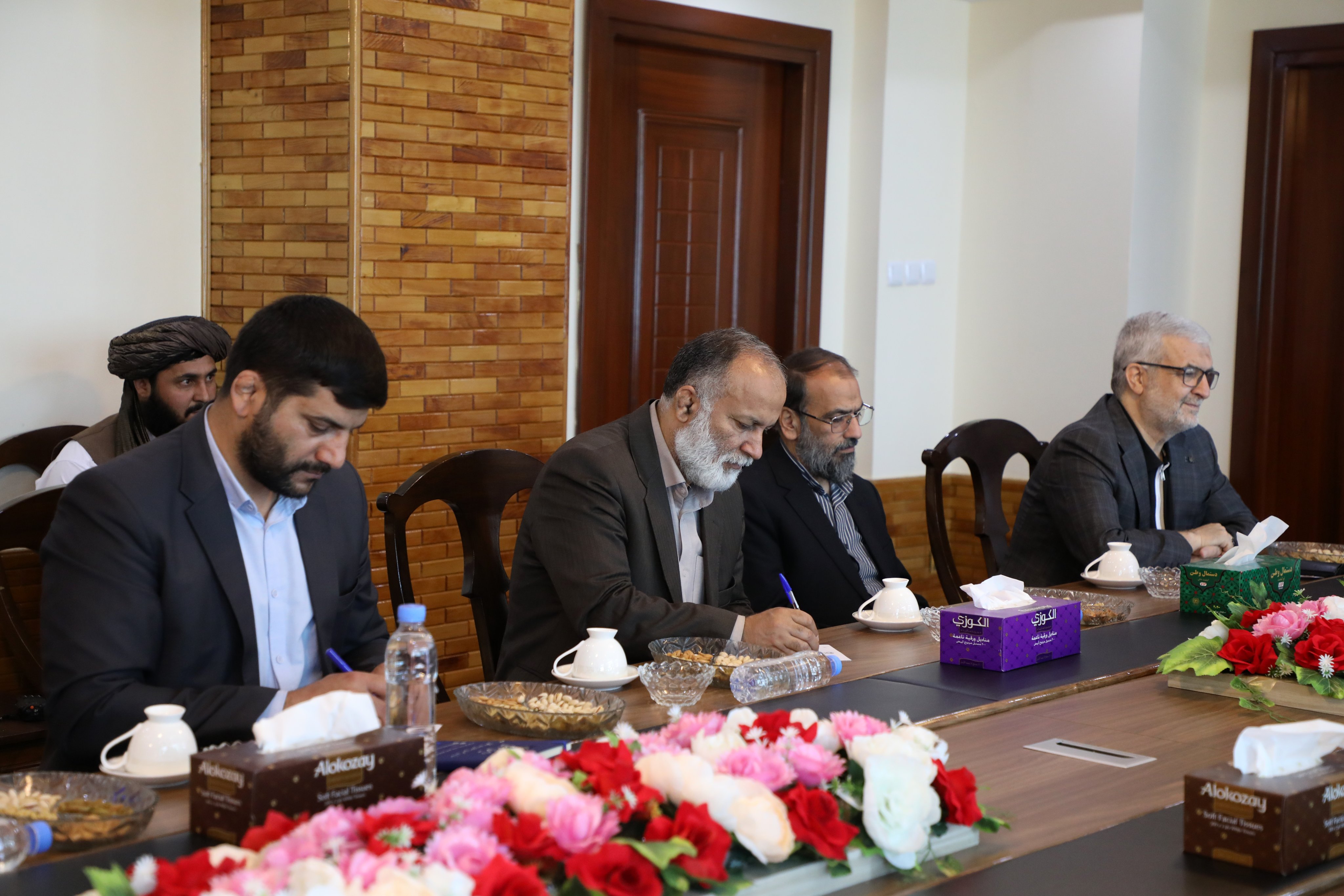 ملا برادر: چاته په کورنیو چارو کې د لاسوهنې اجازه نه ورکوو