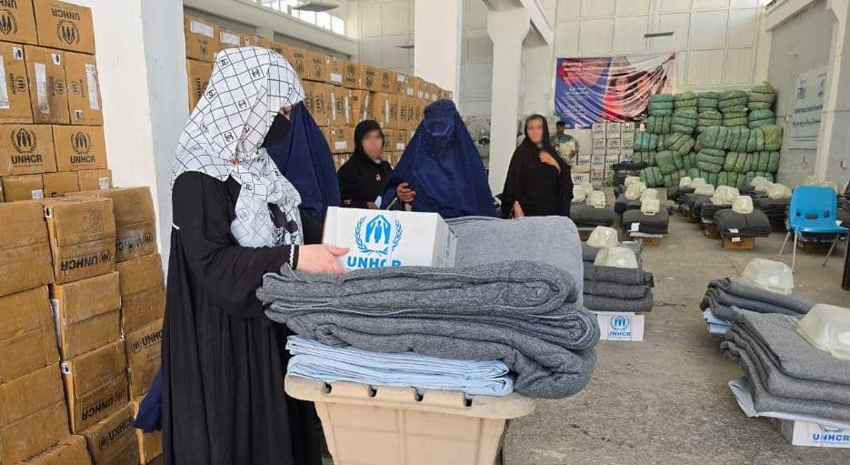 په ننګرهار او کونړ کې له ۲زرو زیاتو کورنیو بې‌ځایه شویو سره مرسته شوې