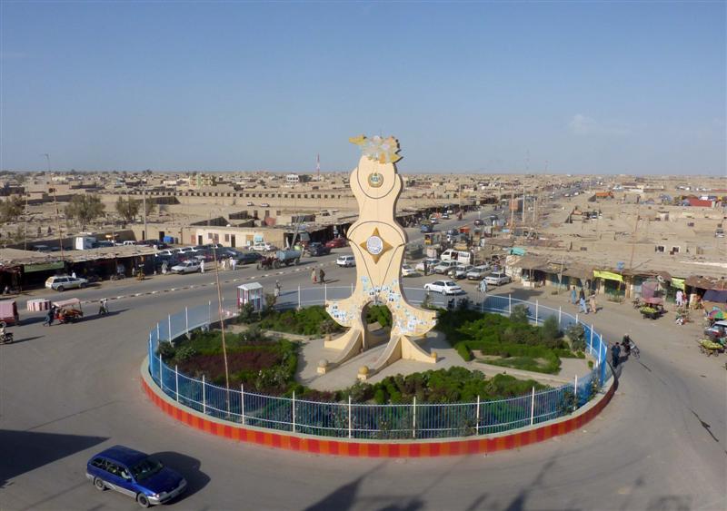 نیمروز کې یوه ځوانه مېرمن د خپل ټیکري په وسیله زندۍ شوې او مړه شوې