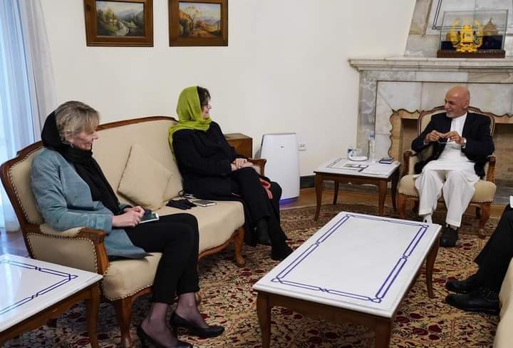 دیبورا لاینز له ولسمشر غني او عبدالله عبدالله سره کتلي