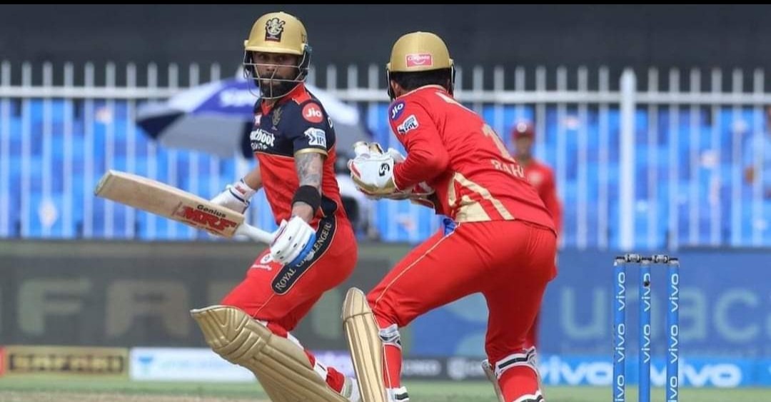 ار سي بي، پنجاب ته ماتې ورکړه او پلی اف لوبو ته يې لار پیدا کړه.