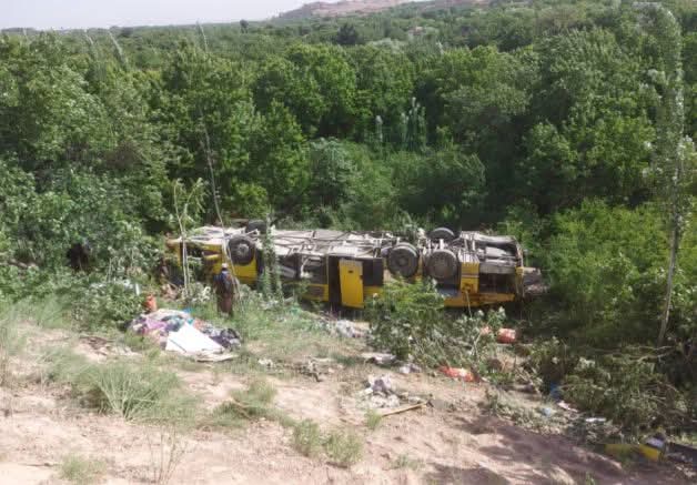 سمنګان؛  د ترافيکي پېښې له امله درې تنه مړه شوي او ۳۳ نور ټپيان‌ دي