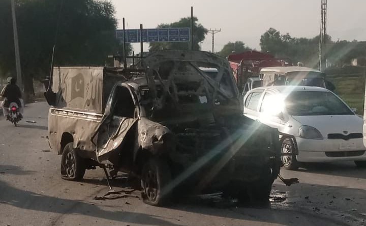 پر پاکستاني پوځیانو ځانمرګی برید؛ درې مړه او لس نور مرګوني ټپیان دي