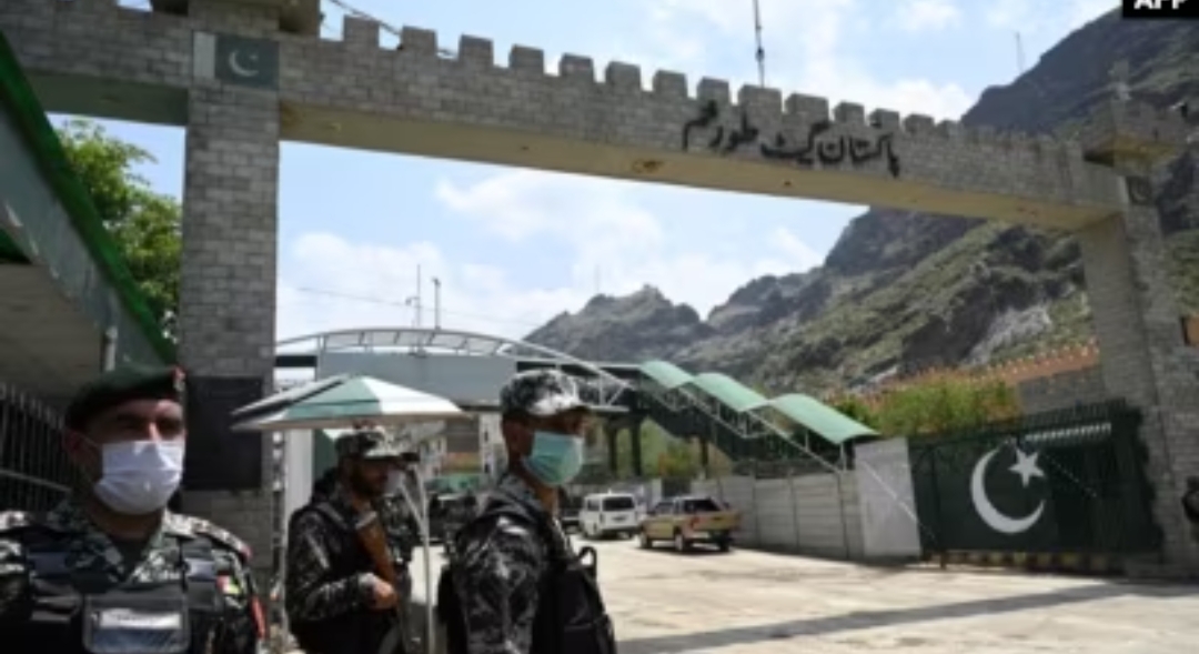 ااا: پاکستان یوځل بیا د تورخم دروازه د باروړونکو موټرو پر مخ وتړله