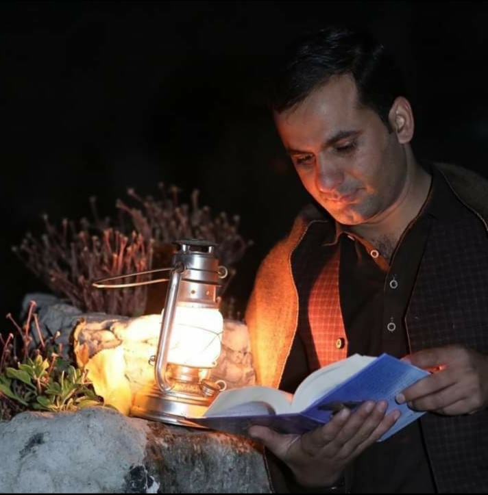 د خیالي ګرې، تور لمنې دستمال