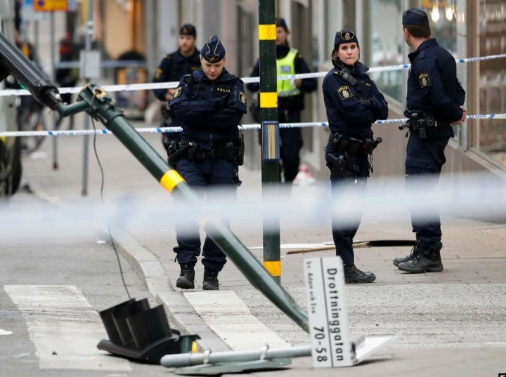 په سویډن کې یو افغان مهاجر اووه تنه ټپیان کړي دي.