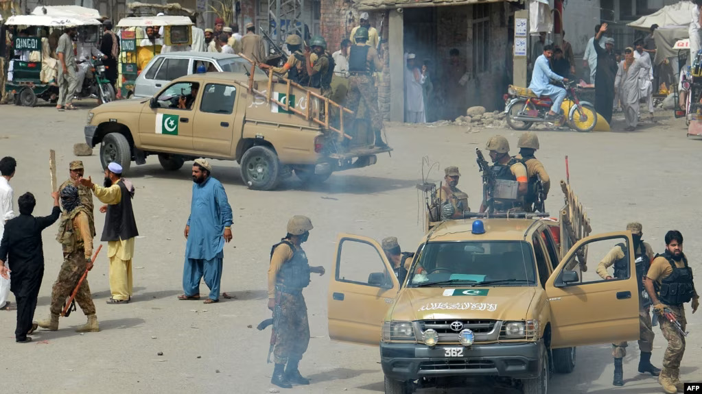 په قرضونو کې غرق پاکستان؛ د مخالفو ډلو پر وړاندې عملیات پیلوي