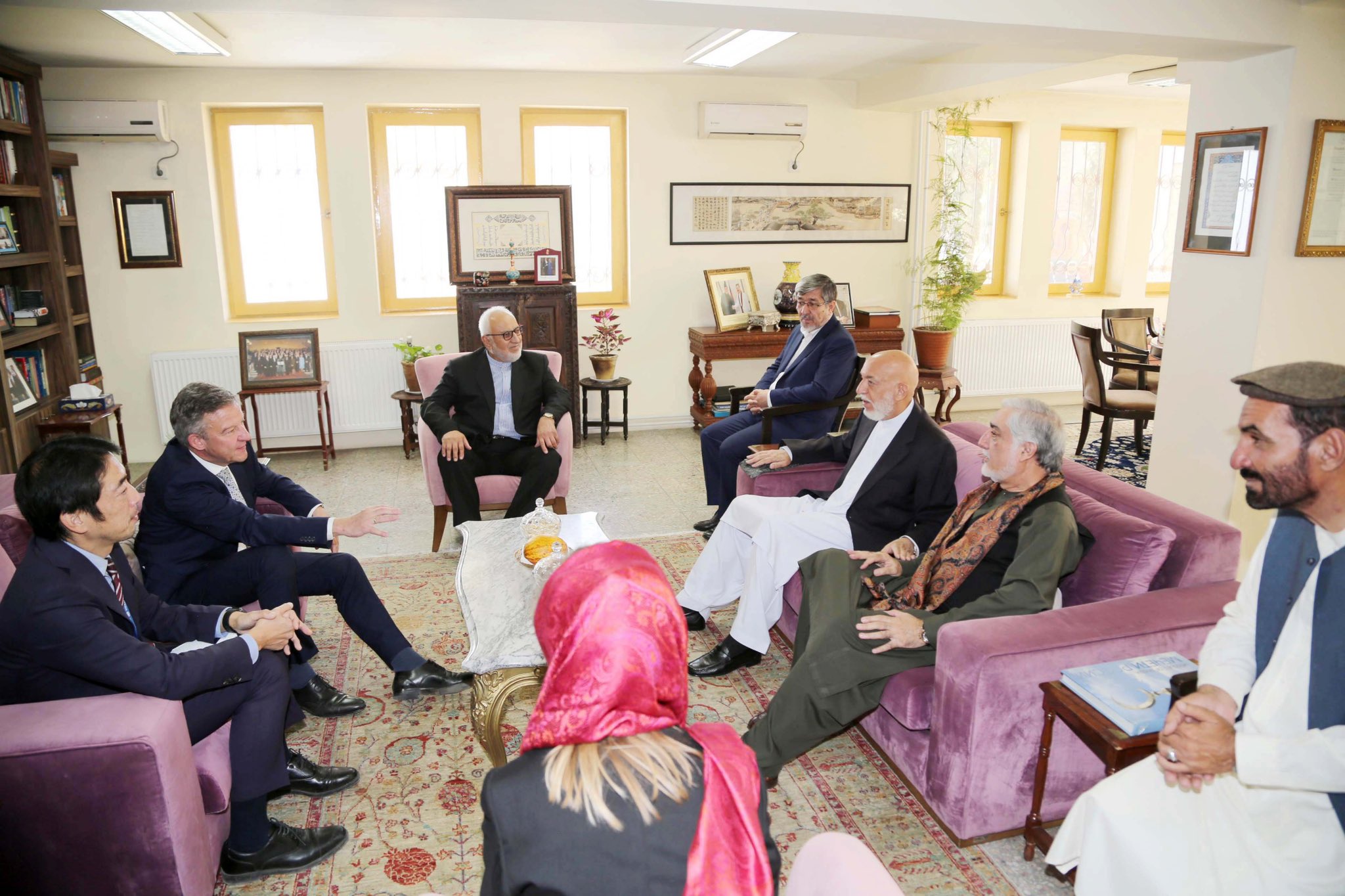 کرزي او عبدالله د نجونو د ښوونځیو پر خلاصېدو ټینګار کړی