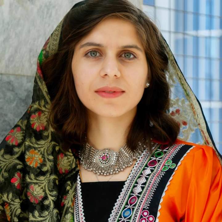 د شفيقه  خپلواک په شاعرۍ کې رومانټيک ژوند ته تمايل!