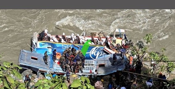 هند کې د ټرافېکي پېښې له امله ۲۴ تنه وژل شوي