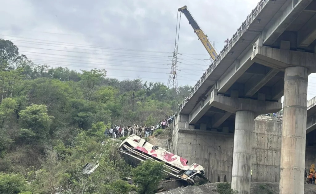 د هند په کشمیر کې د بس اوښتو پېښه کې ۶۵ کسانو ته مرګ‌ژوبله اوښتې