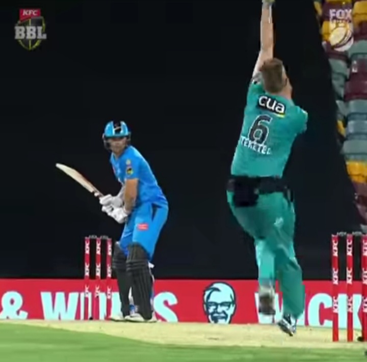 ایډلیډ سټرایکرز لوبډلې ددوه منډو په توپیر بریسبین هیټ لوبډلې ته ماتې ورکړه.