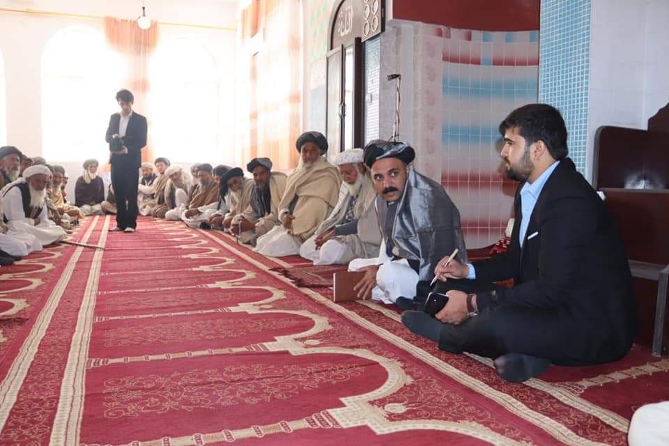 بغلان سرپرست والي د چشمه شیر سیمې له ځینو اوسیدونکو سره و کتل