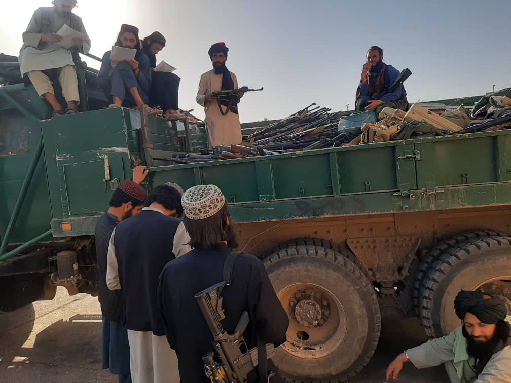 ایران د مخکېني حکومت د سقوط پر مهال ګڼ شمېر ور وړل شوي پوځي تجهیزات بېرته افغانستان تسلیم کړل